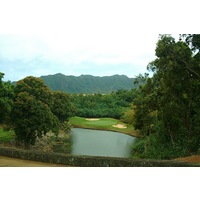Puakea Golf Club's par-3 sixth hole plays from an elevated green down to a green guarded by water.